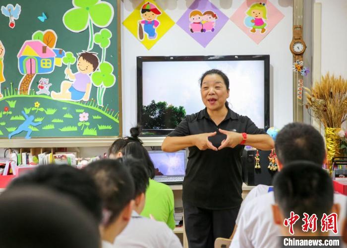 徐琴教弯湾托管中心青年们学手语 弯湾托管中心供图