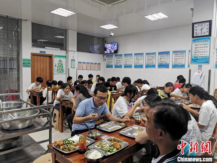 萧山区一学校给教师的爱心晚餐。　杭州市教育局提供