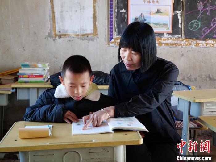 图为未允侠辅导学生。　胡建华 摄