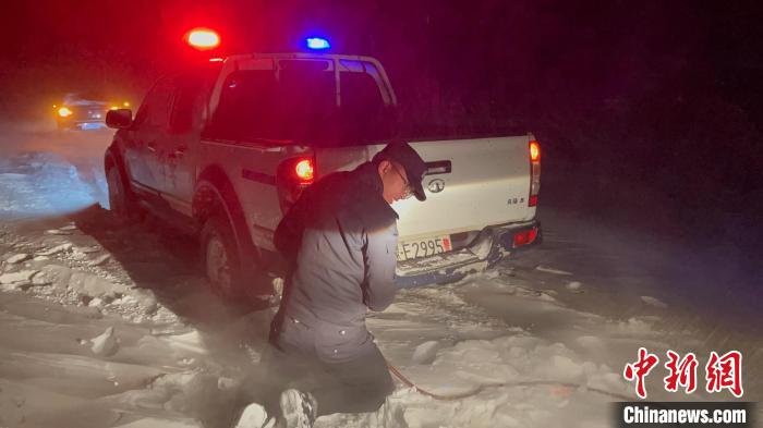 图为深夜，边境民警在暴风雪中救援被困车辆。　呼伦贝尔边境管理支队供图