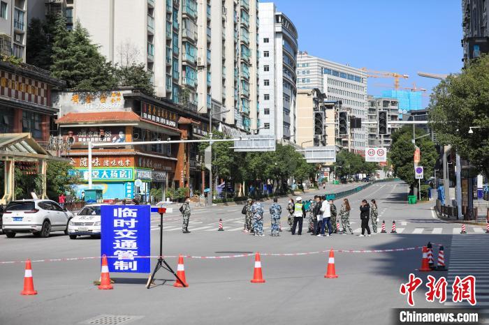 汇川区一路段临时交通管制。　瞿宏伦 摄