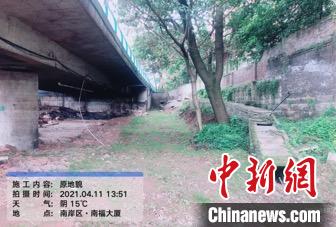 图为重庆轨道交通环线弹子石站3号口一处桥下步道改造前。　重庆市住房和城乡建设委员会供图