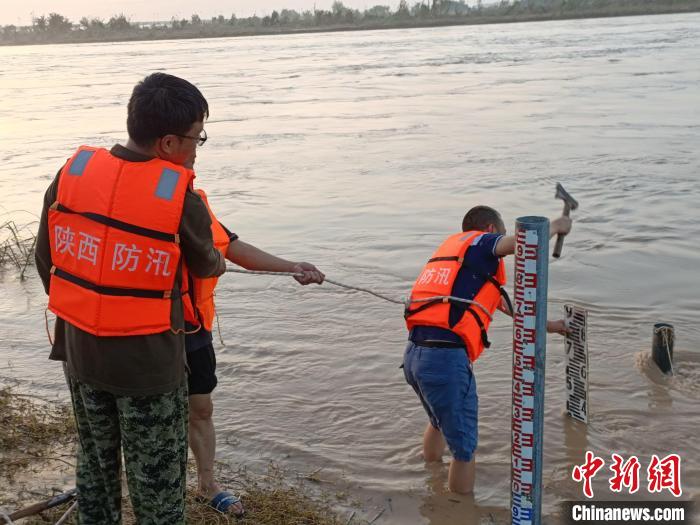 临潼水文站人员进行水文施测。　陕西省水利厅供图