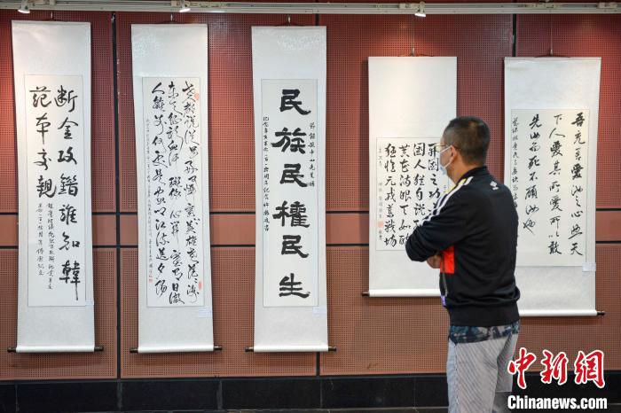 市民参观书画展。　杨华峰 摄