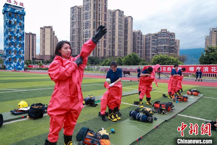 集训场上女队员正在进行防化服训练。　廖涛 摄