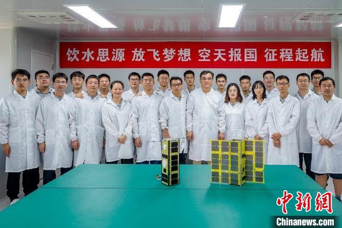 作为交大的首颗学生卫星，前后共有近20名学生参与卫星研制。　上海交通大学 供图