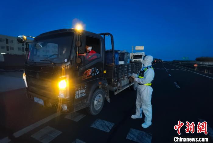 图为移民管理警察在疫情防控一线。　梁镇 摄