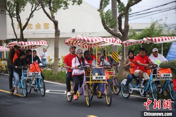 国际学生乡村骑行。　上海中医药大学供图