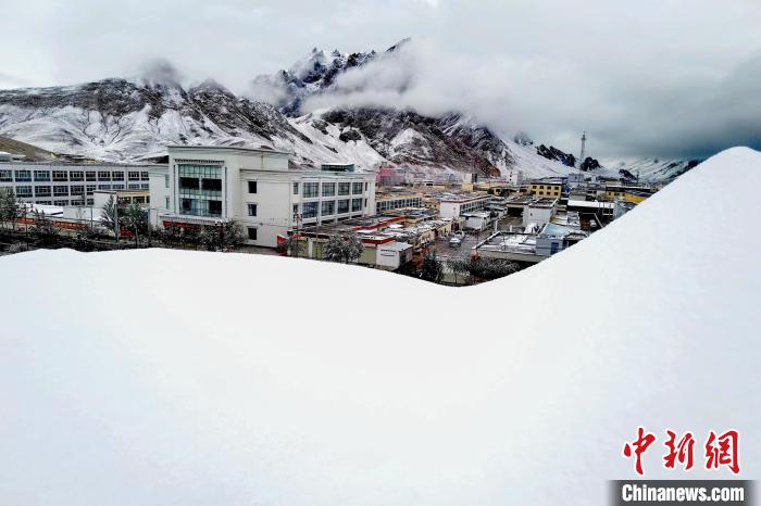 西藏阿里地区狮泉河镇雪后风光。　曹枝清 摄