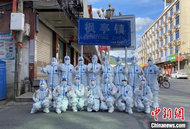 莆田学院附属医院应急核酸采样队驰援枫亭。　莆田市组织部供图