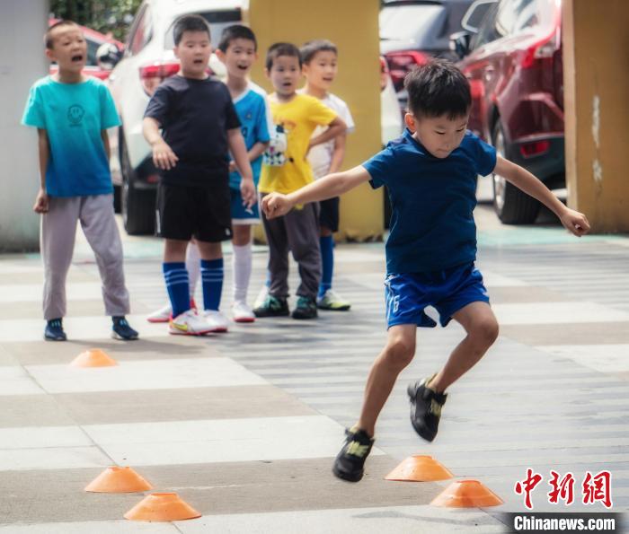 黄浦区青少年科技活动中心里孩子正在体验花式足球。　上海市教委供图