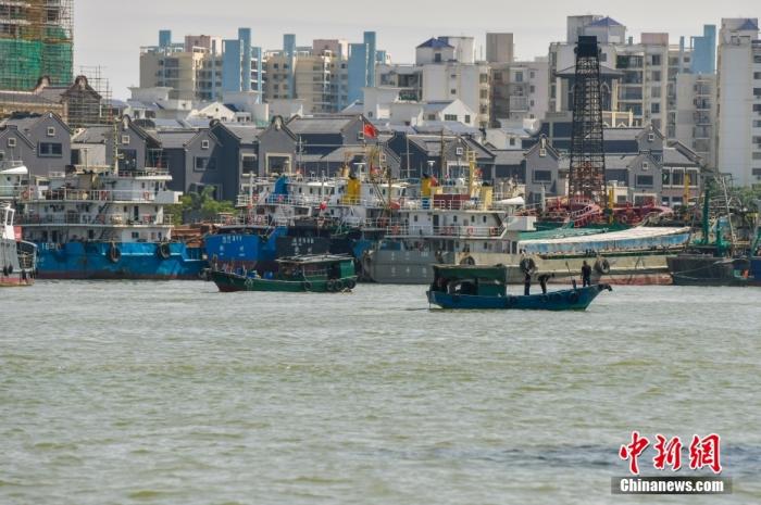 10月12日，为防范今年第18号台风“圆规”(强热带风暴级)，海南各类船只纷纷回港避风。图为在海口海甸溪躲避台风的船只。 中新社记者 骆云飞 摄