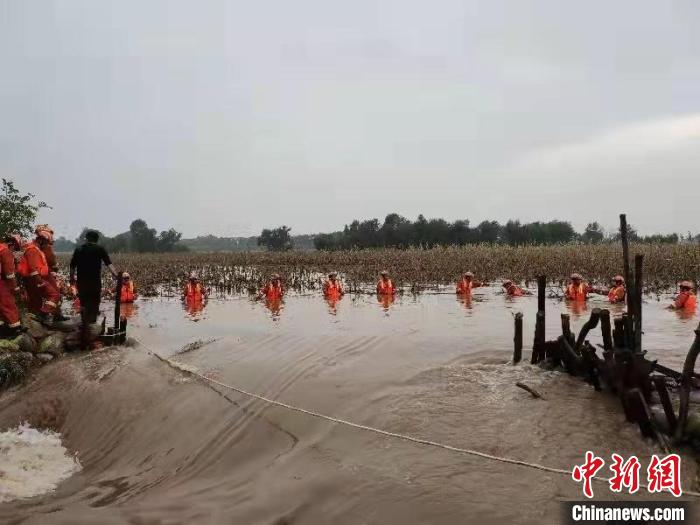 “消防橙”在洪水中筑起一道坚实屏障。　闫旭辉 摄