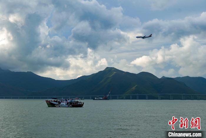 广东海警摩托艇靠泊“酒店船”进行检查(广东海警局供图) 广东海警局 摄