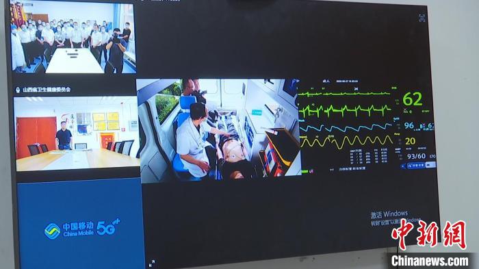 救护车可向医院实时传回车内患者的生命体征数据，打破信息壁垒，实现院前院内无缝联动。　范丽芳 摄