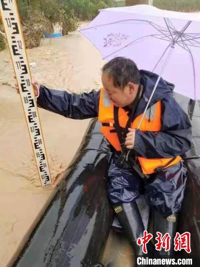 临潼水文站工作人员雨中涉水施测漫滩部分流量。　陕西省水利厅供图