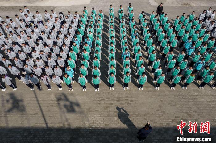 古交中学学生参加升国旗仪式。　韦亮 摄