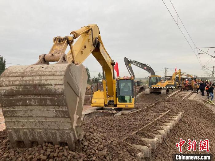 抢修南同蒲铁路现场。　张炯 摄