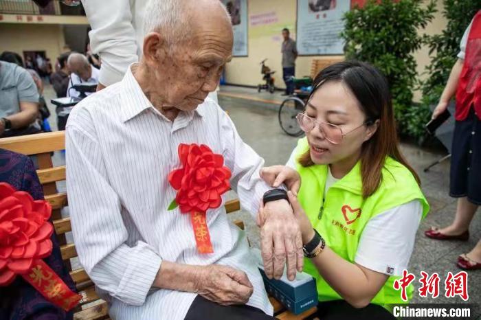 浙江黄岩北城街道后庄村重阳节为老人发放老年智能手环。　王敏智 摄