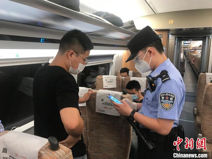 乘警在列车上核验旅客乘车信息。　吴庆伟 摄