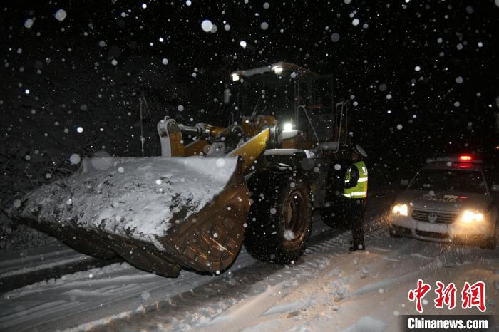 清雪车辆连夜清雪。　冯宏伟 摄