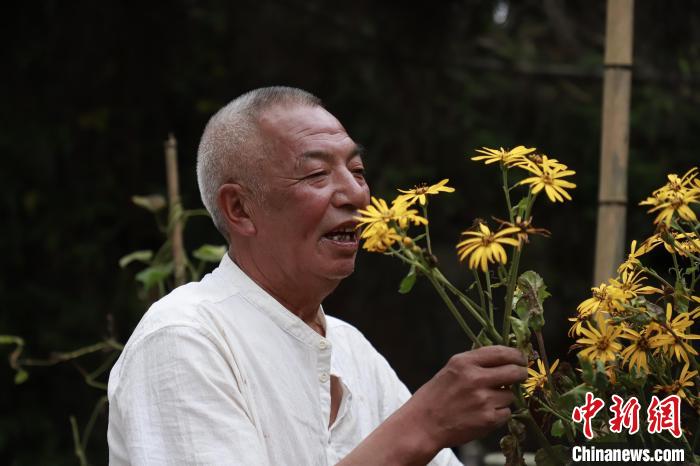 村医杨顺爱扎根深山50年守护乡亲健康(资料图) 杨梦蝶 摄