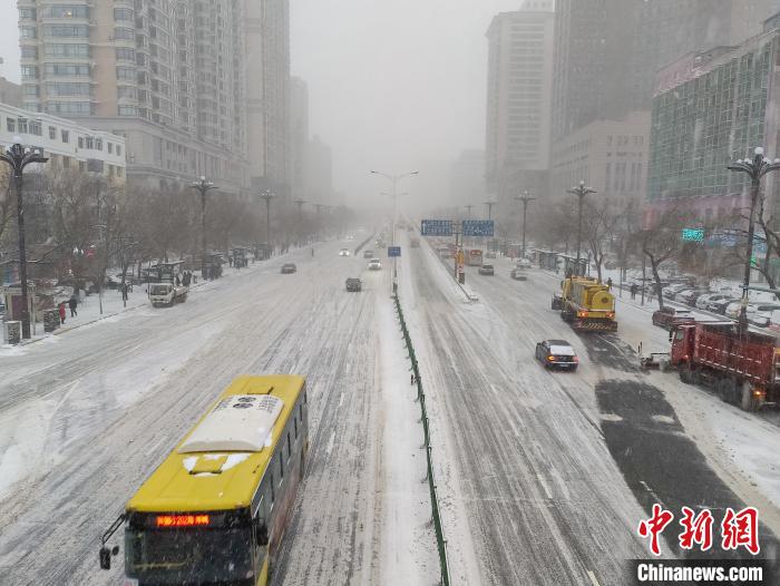 清雪车辆在哈尔滨市街头清雪。　姜辉 摄