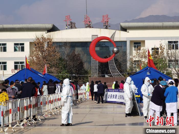 图为平安区最大的核酸检测点平安驿站站前广场。　祁增蓓 摄