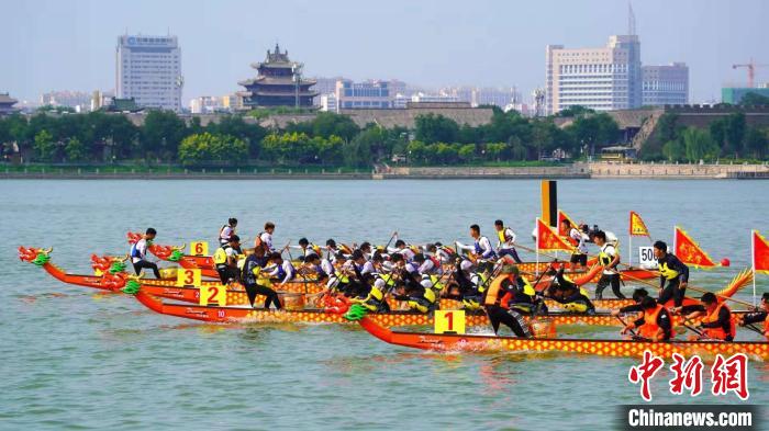 第九届中国大学生龙舟锦标赛在聊城挥桨开赛。　组委会供图