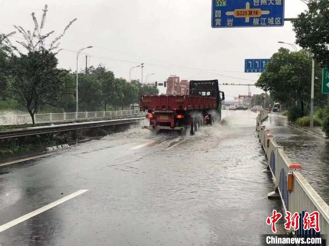 台州椒江城区一积水路段。　椒江区传媒中心供图