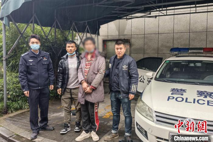 张浩(左二)和当地民众一起将该男子移交到公安机关处理。　武警重庆总队 供图