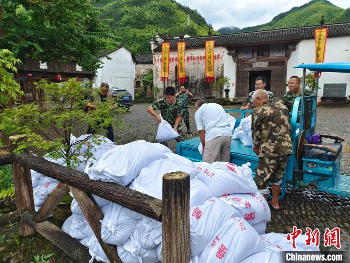 榉溪村干部民众在搬运沙包。　应羽淇 摄