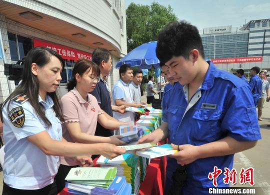 资料图：北京市开展2019年工伤保险普法宣传暨工伤保险进车间主题宣传日活动。 李士坤 摄