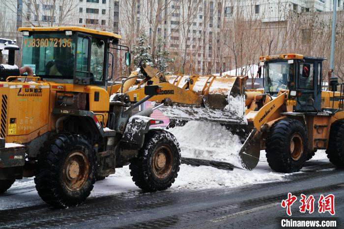 清雪机械上路清雪。　孙汉仑 摄