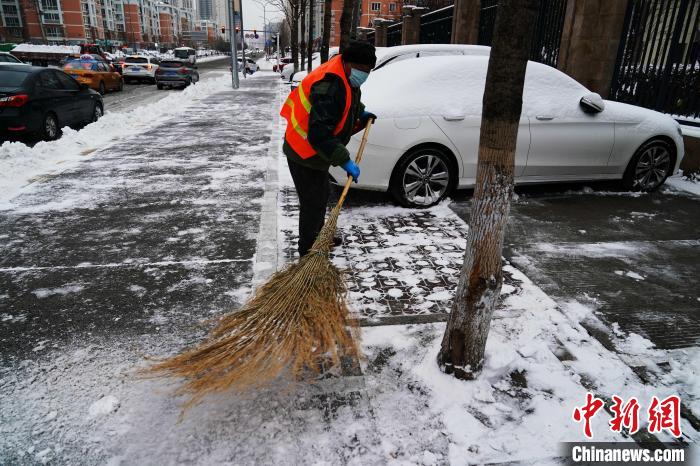 环卫工人在清雪。　孙汉仑 摄