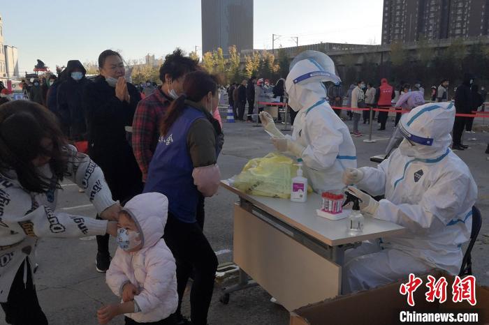 图为11月8日，大风刮歪了核酸采集医护人员的防护面屏。　郑州大学第二附属医院供图