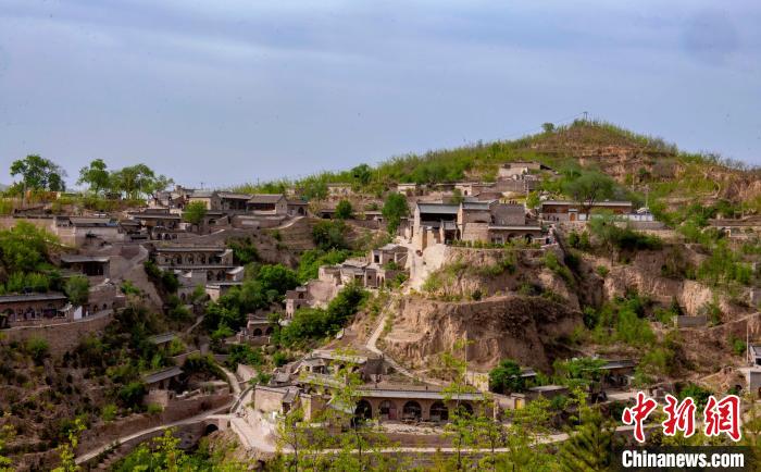 黄河岸边，临县李家山村，山体与建筑结合，窑洞层层叠置错落，自然风光与乡土建筑交相辉映。　刘生锋 摄