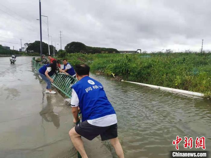 苏州市各区域对域内重点地区进行排查、排除险情，做好防汛工作。　相城区委宣传部供图