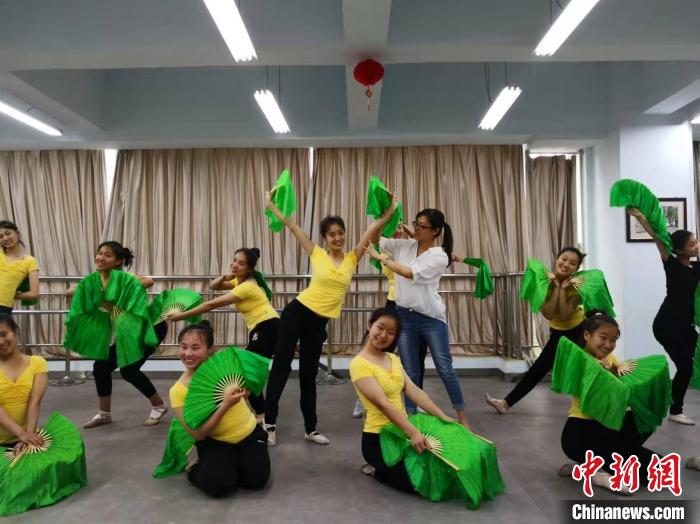 太原市聋人学校的一间舞蹈教室中，没有音乐，女孩们在老师的手势中起舞。　赵静供图