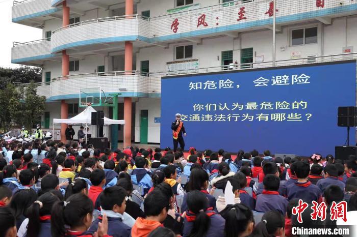 图为交警给中小学生讲解交通安全知识。　缪超 摄