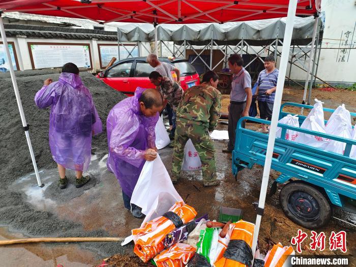 榉溪村干部民众在准备沙包。　应羽淇 摄