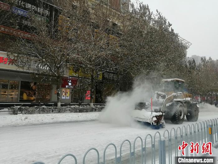 机械设备在除雪。　李晛 摄