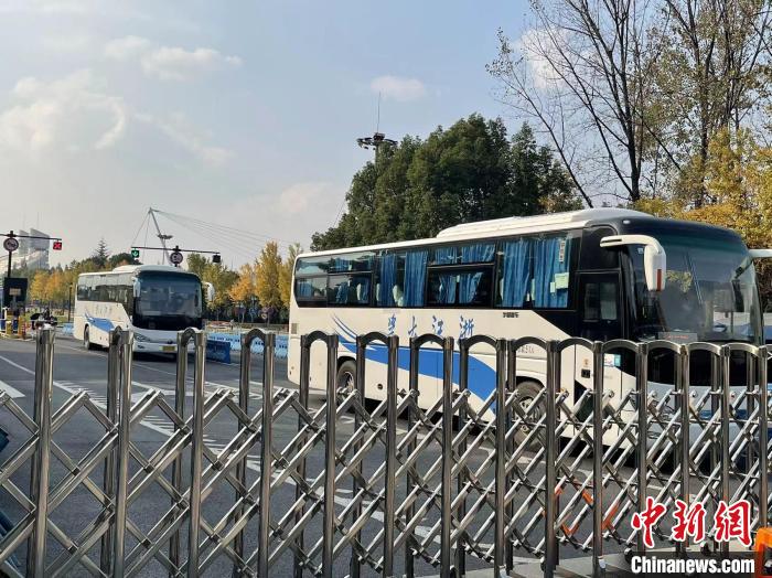 满载学生的浙大校车。　童笑雨 摄