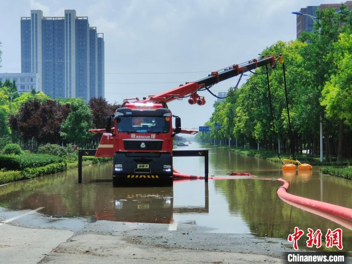 救援车辆在新乡市区道路进行排水作业。　杨大勇　摄