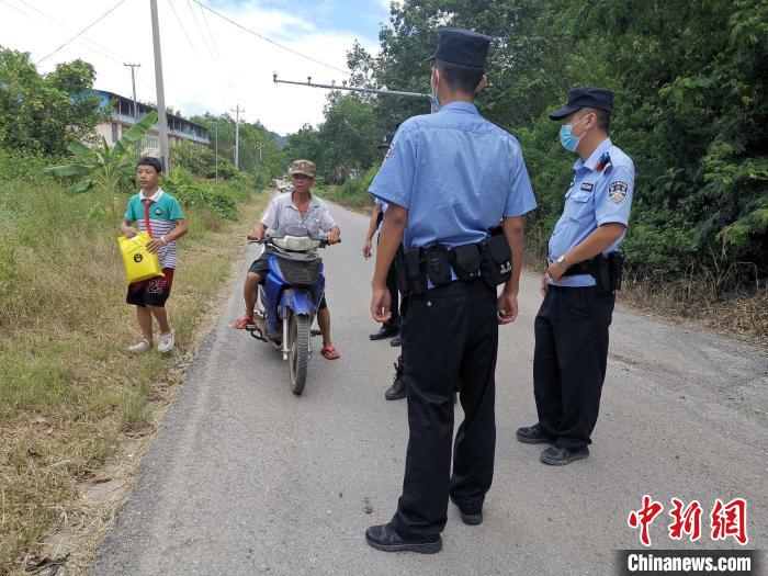 图为民警及时通知辖区居民。　西双版纳边境管理支队供图