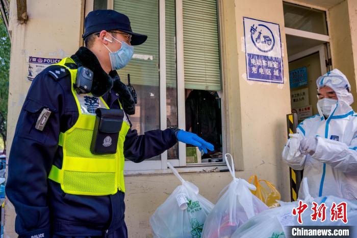 民警“逆行”入驻联手战疫。　上海浦东警方供图