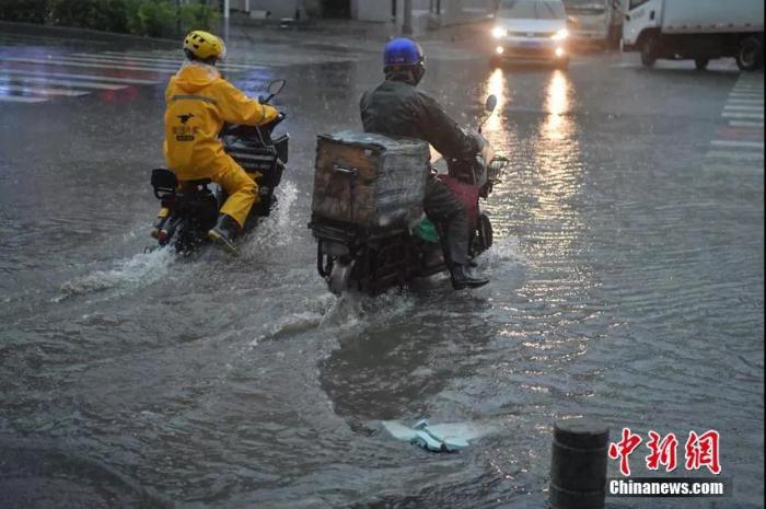 资料图：外卖小哥冒雨送外卖。(图文无关)张瑶 摄