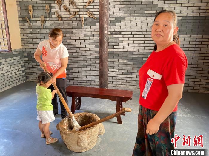 图为姚家山村村民体验制作年糕。　曾小威 摄