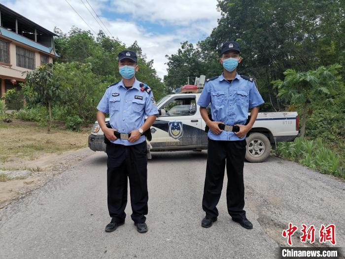 图为民警对亚洲象途经沿线进行道路封锁。　西双版纳边境管理支队供图