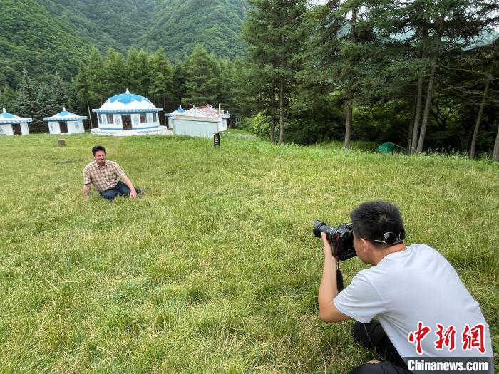 外国专家在六盘山国家森林公园留影纪念。　李佩珊 摄